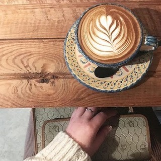 カップに入ったミルクコーヒーの画像.jpg