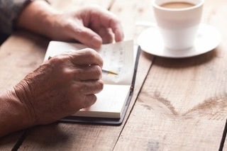 コーヒーを飲みながら日記を書いている画像.jpg