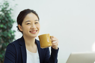 コーヒーを飲む女性の画像.jpg
