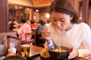 ラーメンを食べる女性の画像.jpg