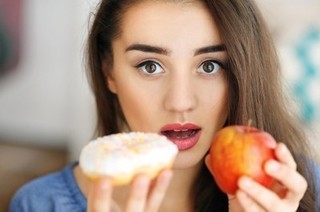 リンゴを食べる女性の画像.jpg