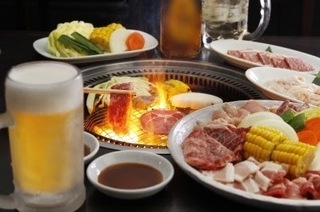 中ジョッキのビールとおつまみの料理の画像.jpg