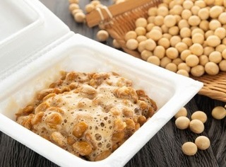 大豆とかき混ぜた納豆の画像.jpg