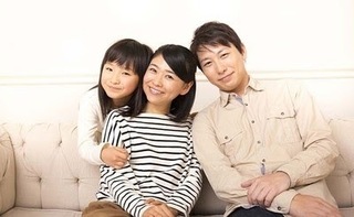 家族3人が微笑んでいる画像.jpg