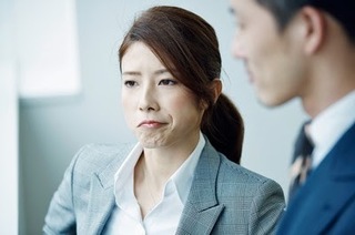男の人と会話している女性の画像.jpg