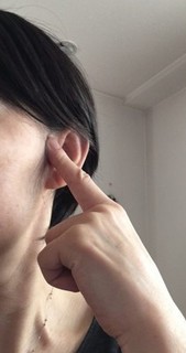 耳下腺を押す画像.jpg