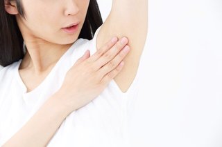脇の下を手でさわっている女性の画像.jpg