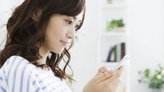 貯金通帳を見ている女性の画像.jpg