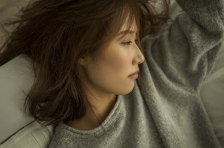 顔を横に向けて寝ている女性の画像.jpg